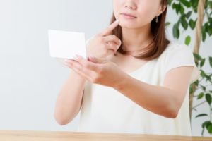 顎ニキビを気にする女性