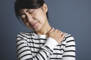 肩コリに悩む女性のイメージ画像