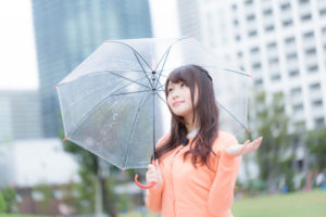 傘をさしてる女性のイメージ画像