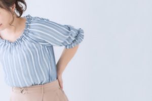 ぎっくり腰の女性のイメージ画像