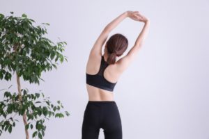 ストレッチをする女性のイメージ画像